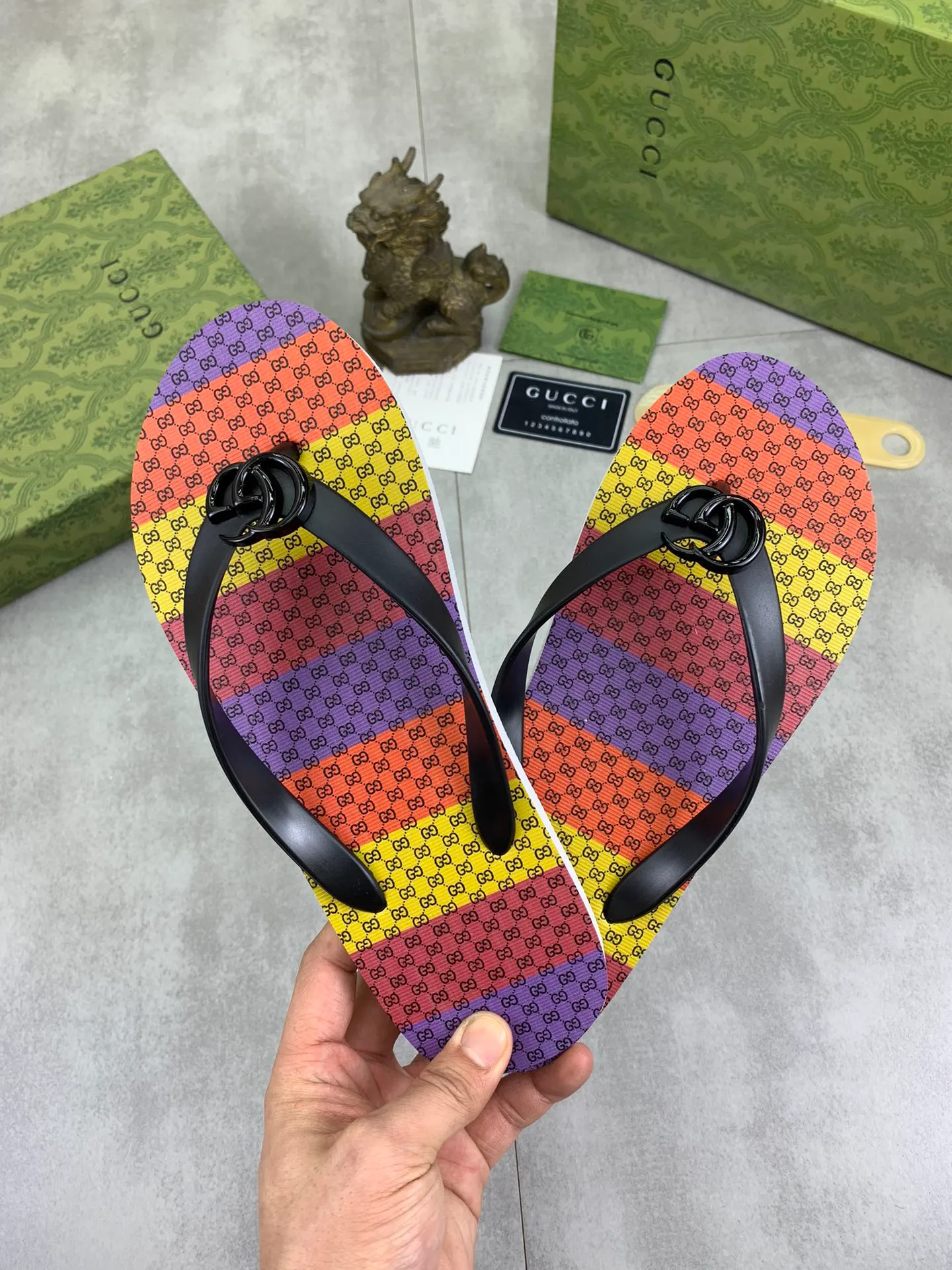 Men's men's shoes 💰P220💰【New style】🆘【GUCCI】Official website's popular Gucci adult couple 🧑‍🤝‍🧑 style, children's flip-flops are on sale at the counter simultaneously! Original fabric imported from Italy. Original bottom provided by the original factory. Size: Adult 36-45. Children’s size: 30-37. Multiple colors available.